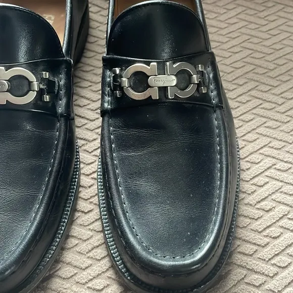 VGUC Ferragamo black leather loafers size 7.5