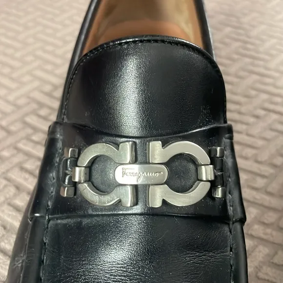 VGUC Ferragamo black leather loafers size 7.5