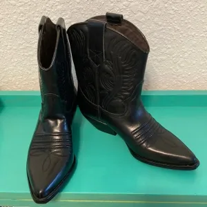 Vintage Guess by Georges Marciano Western Boots Size 6B NWT
