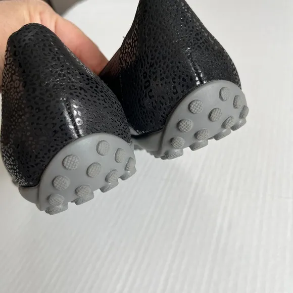Vionic Black Leather Loafer Slip On Flats Rubber Sole Arc Support Shoes Size 7.5