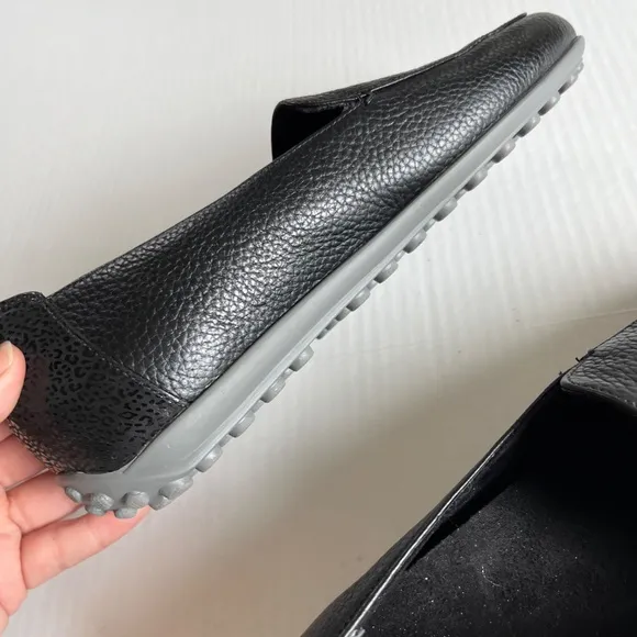 Vionic Black Leather Loafer Slip On Flats Rubber Sole Arc Support Shoes Size 7.5