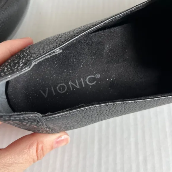 Vionic Black Leather Loafer Slip On Flats Rubber Sole Arc Support Shoes Size 7.5