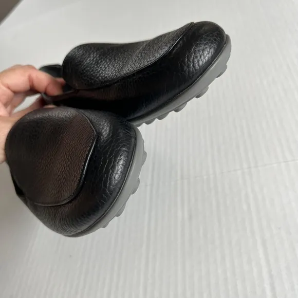 Vionic Black Leather Loafer Slip On Flats Rubber Sole Arc Support Shoes Size 7.5