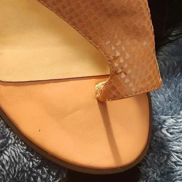 Vionic Ella Toe Loop Sandal in blooming Dahlia leather