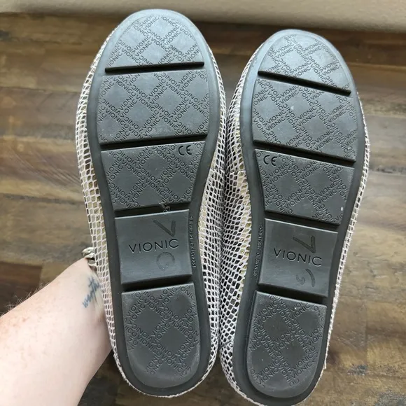 Vionic Larrun Silver Metallic Loafers Women's Size 6.5 Wide Comfort Slip On