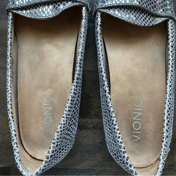 Vionic Larrun Silver Metallic Loafers Women's Size 6.5 Wide Comfort Slip On