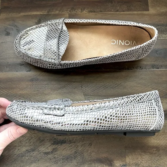 Vionic Larrun Silver Metallic Loafers Women's Size 6.5 Wide Comfort Slip On
