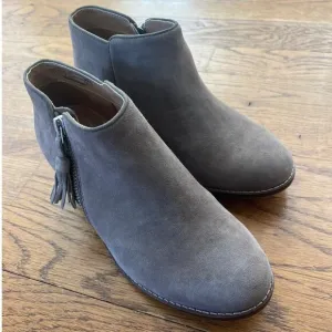 Vionic Serena Kid Suede Leather Ankle Boots Sz 5 Side Zip Closure Tassel Detail