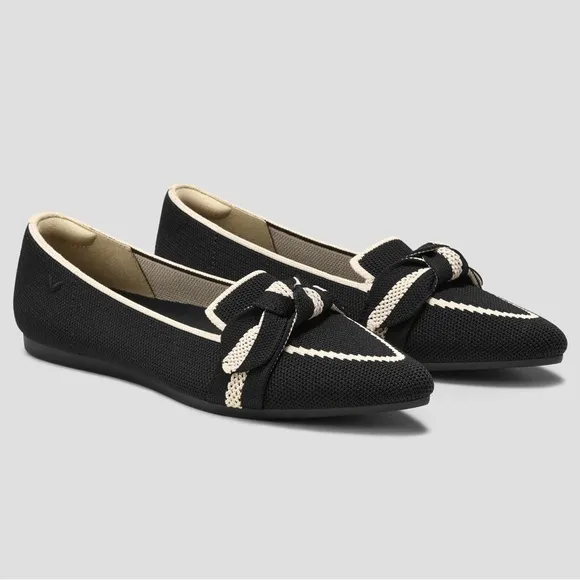 Vivaia Black Cream Pointed-Toe Bow Michelle 2.0 Loafers