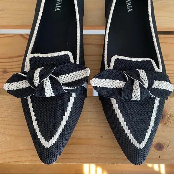 Vivaia Black Cream Pointed-Toe Bow Michelle 2.0 Loafers