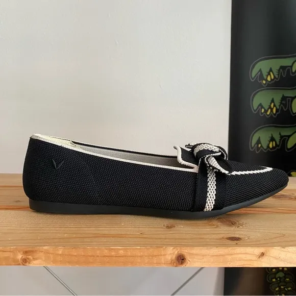 Vivaia Black Cream Pointed-Toe Bow Michelle 2.0 Loafers
