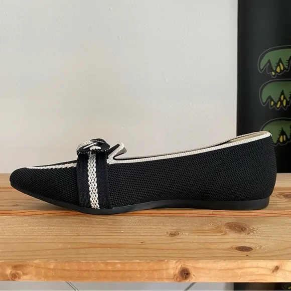 Vivaia Black Cream Pointed-Toe Bow Michelle 2.0 Loafers
