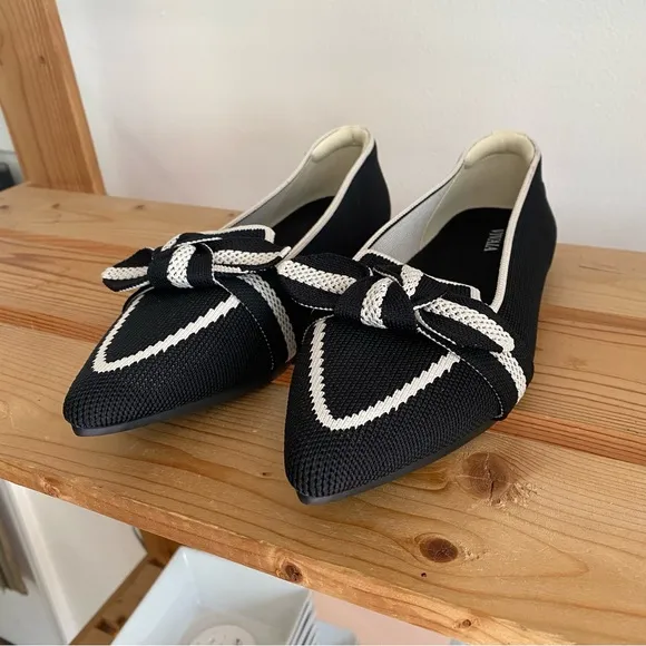 Vivaia Black Cream Pointed-Toe Bow Michelle 2.0 Loafers