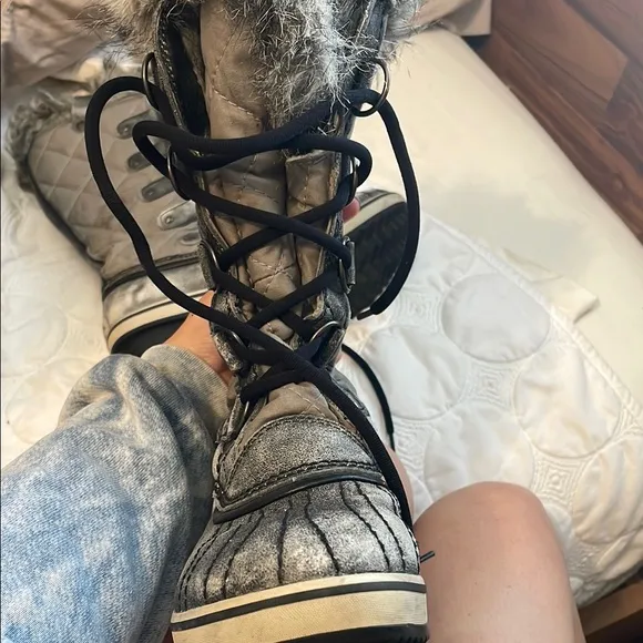 Women's Quilted Winter Boots with Faux Fur Trim