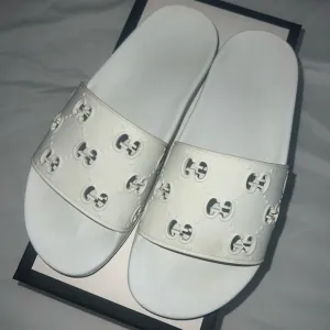 Women’s Signature rubber Gucci GG slides with box