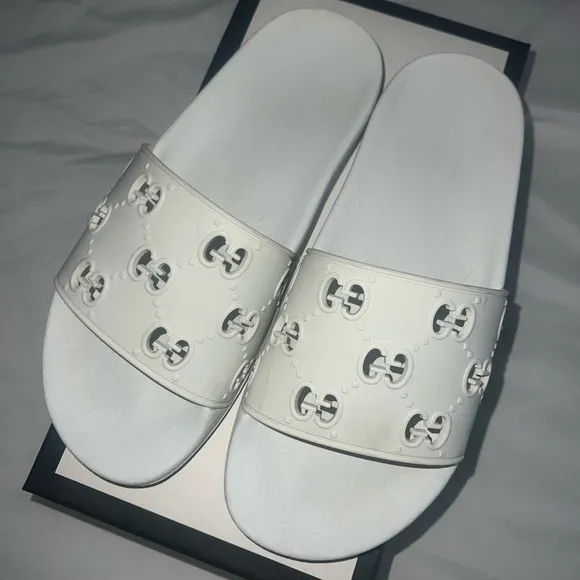 Women’s Signature rubber Gucci GG slides with box