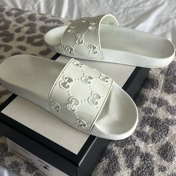 Women’s Signature rubber Gucci GG slides with box