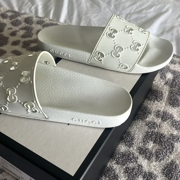 Women’s Signature rubber Gucci GG slides with box